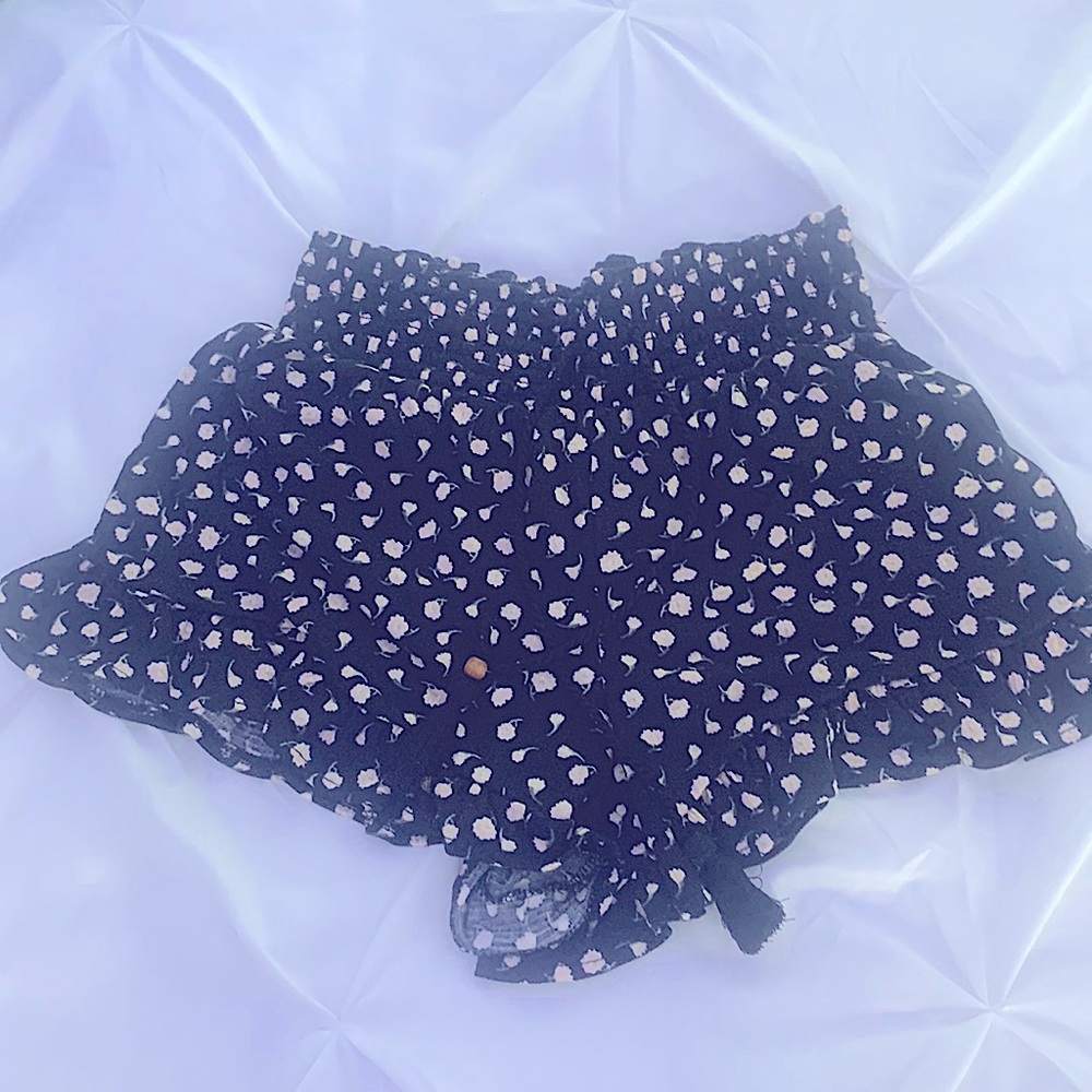 Small high waisted floral shorts